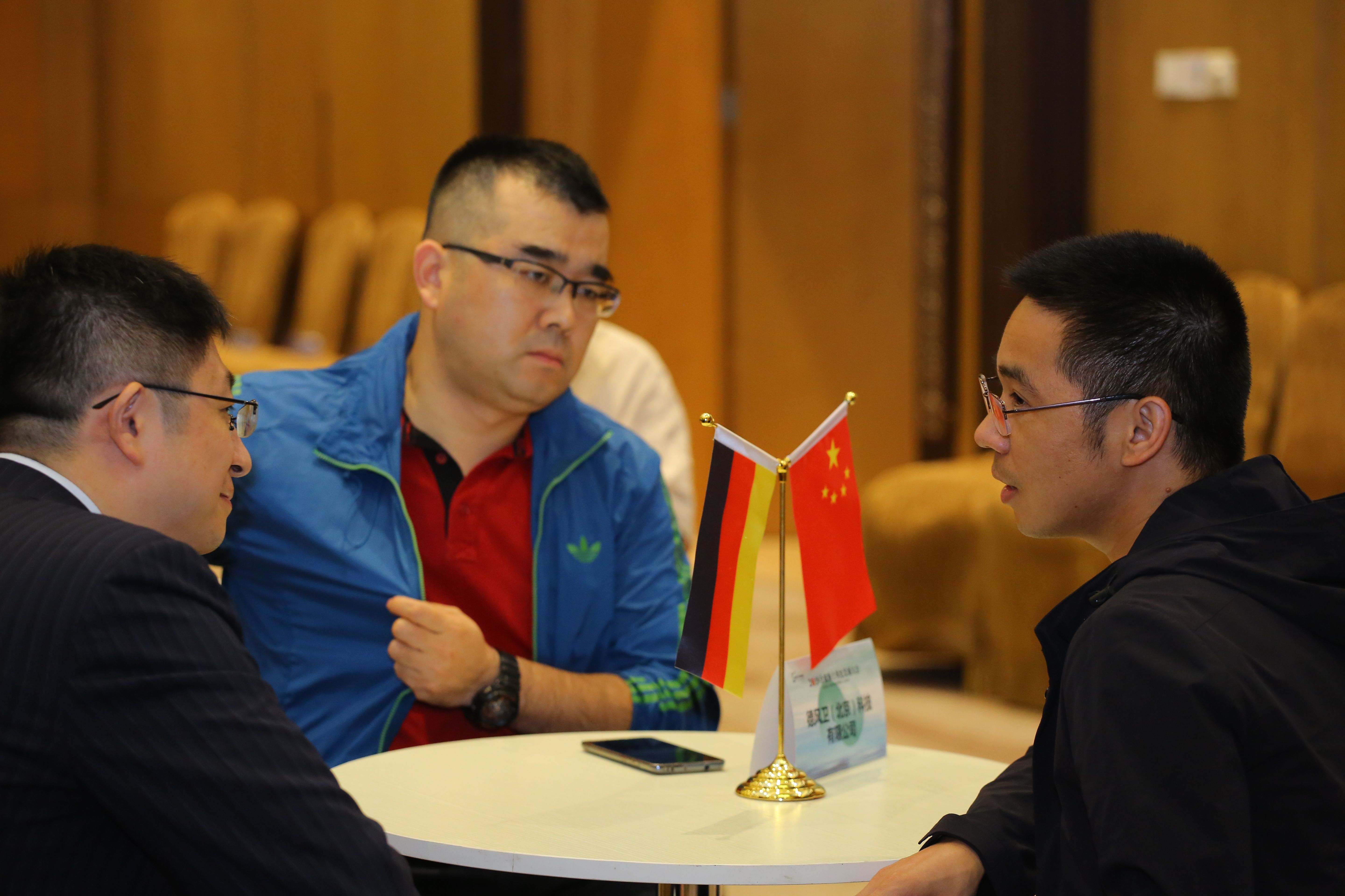 Bilateral discussions between German and Chinese companies during the roundtable event, ©CWEA 