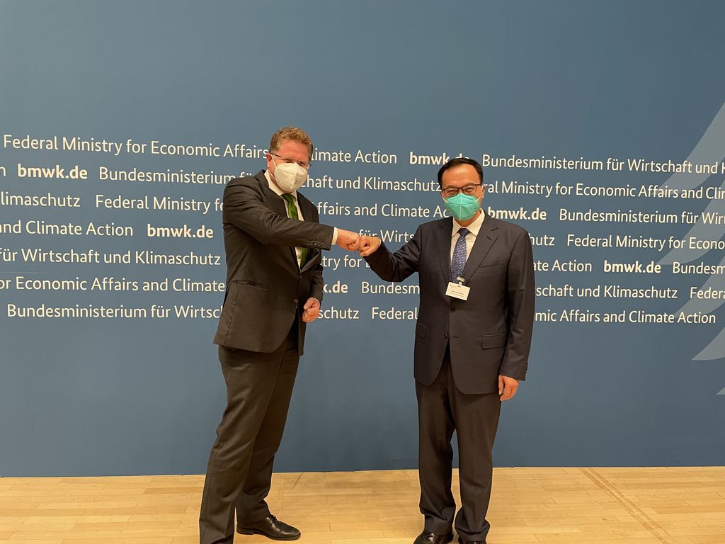  图片：德国国务秘书帕特里克·格爱琴（Patrick Graichen）博士与能源局监管总监黄学农先生 