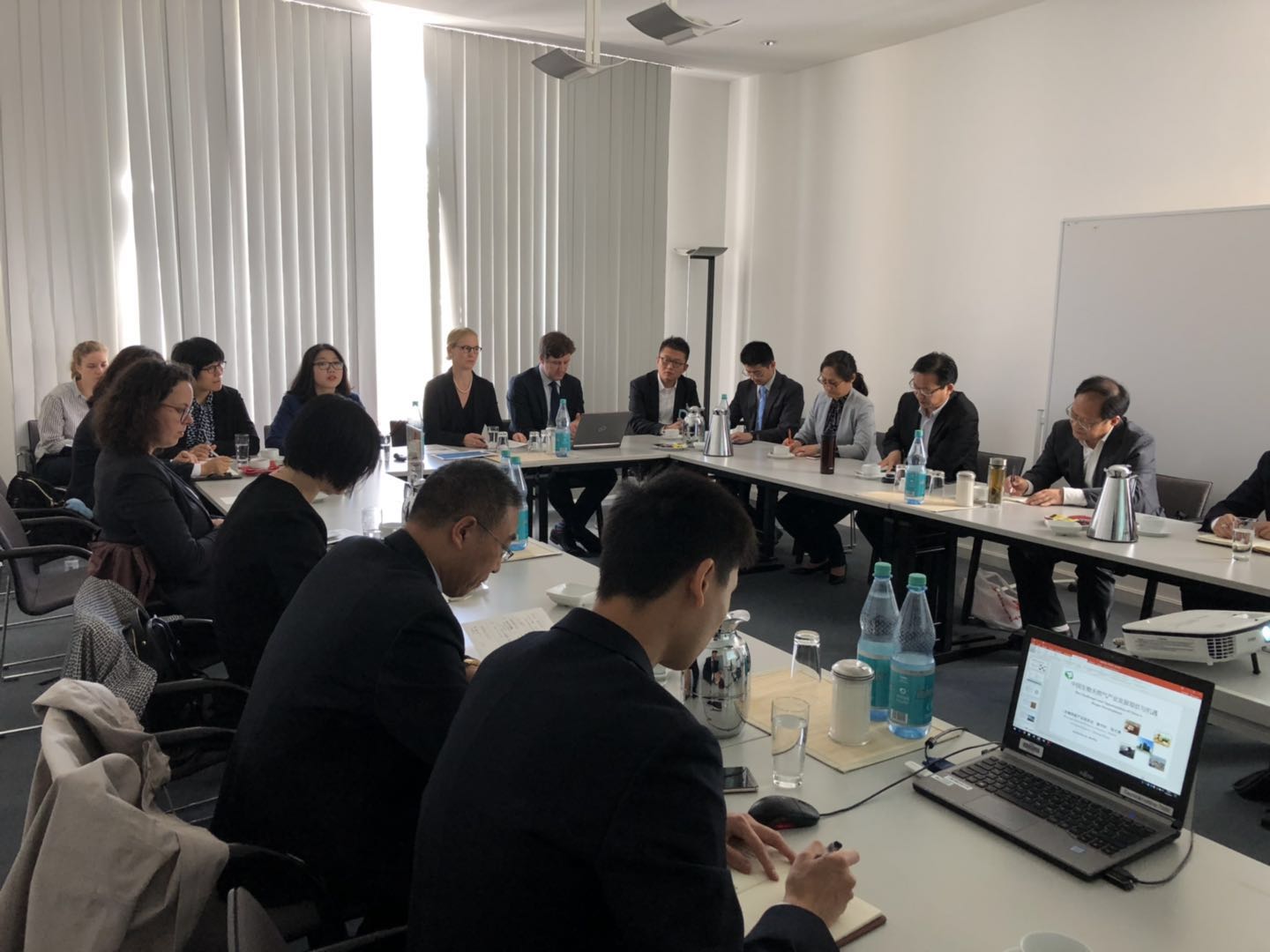 与德国联邦经济和能源部讨论和交流，图片来源：中国生物质能产业促进会